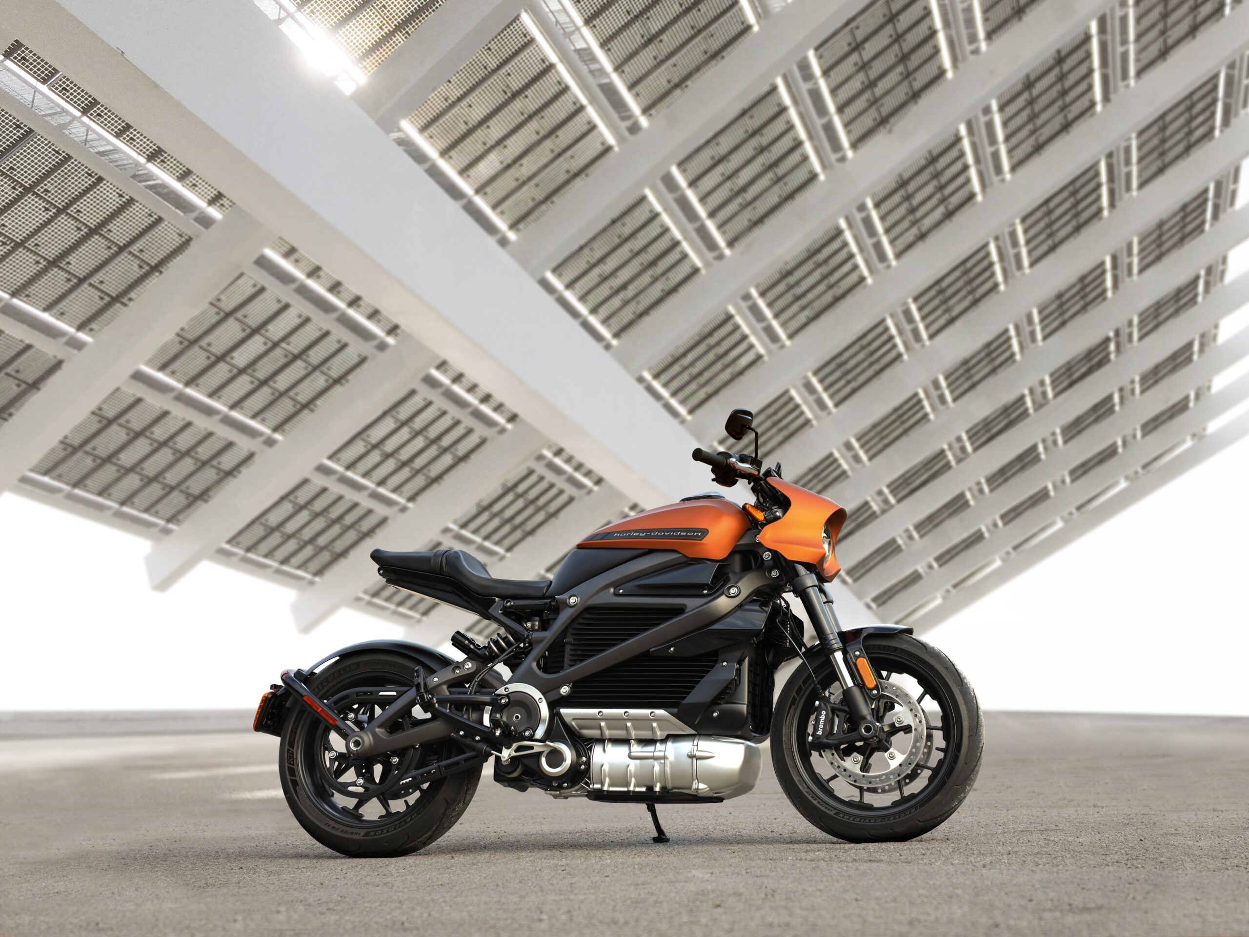 Harley-Davidson LiveWire красуется, стоя на подножке боком